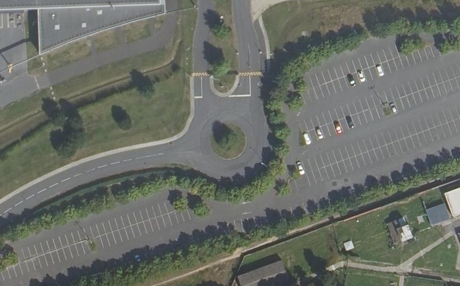 Vue aérienne du Rond-point anonyme n°326383985