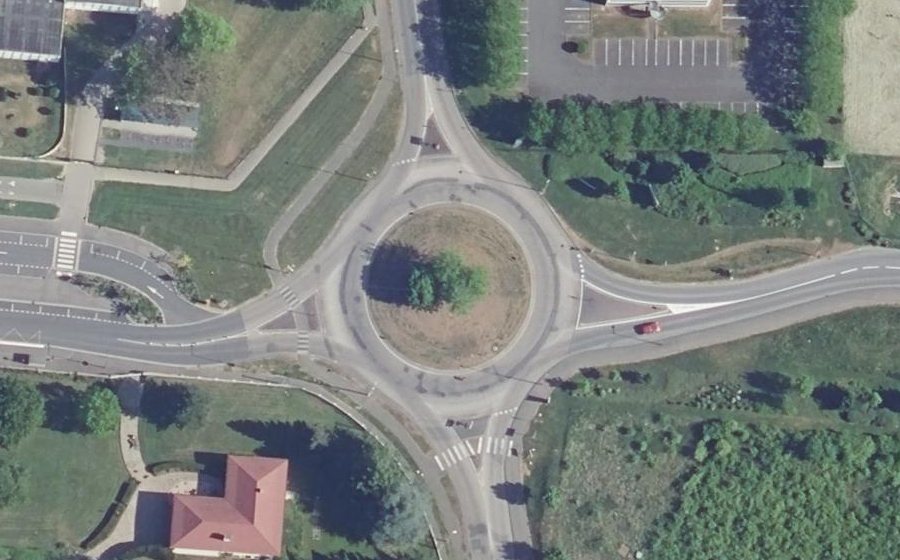 Vue aérienne du Rond-point anonyme n°32643174