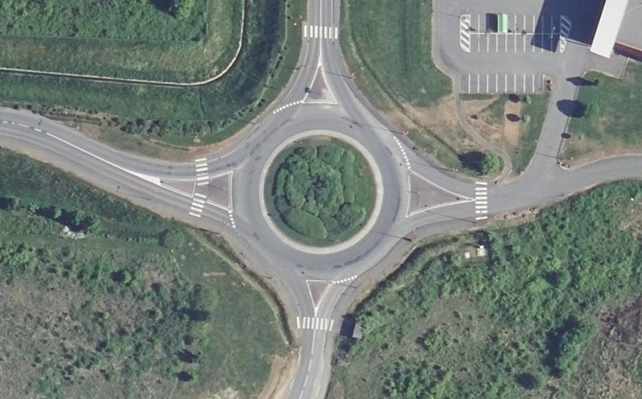 Vue aérienne du Rond-point anonyme n°32643176