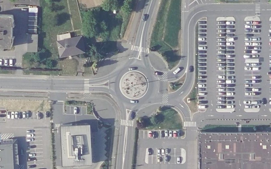 Vue aérienne du Rond-point anonyme n°32643180
