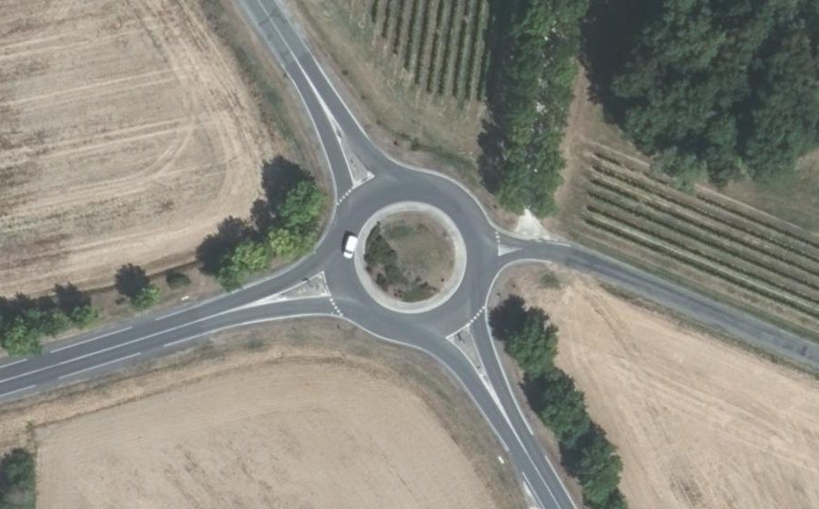 Vue aérienne du Rond-point anonyme n°326431811