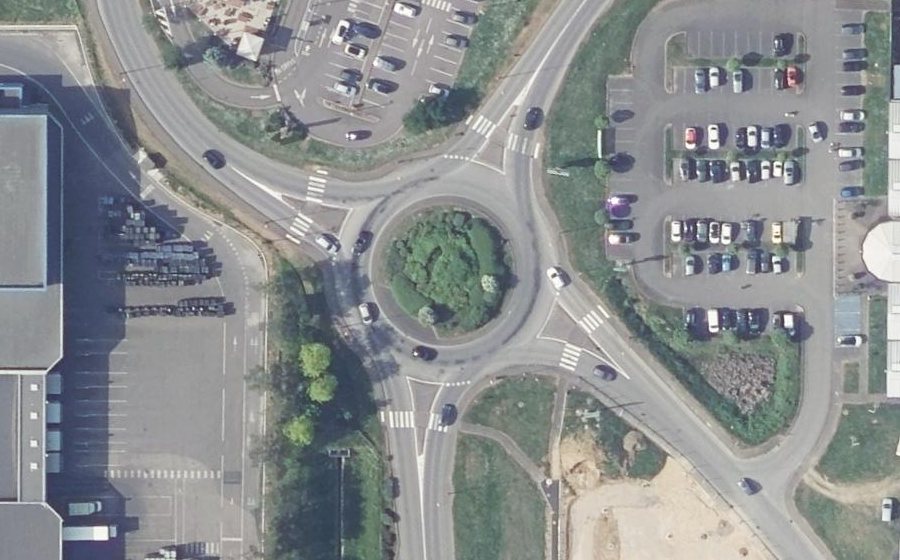 Vue aérienne du Rond-point anonyme n°32643185