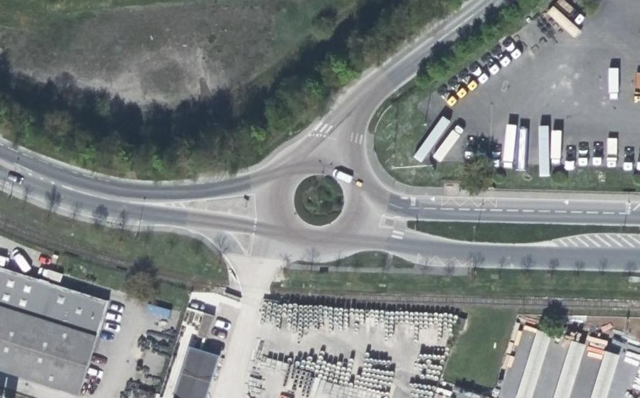 Vue aérienne du Rond-point anonyme n°32646708