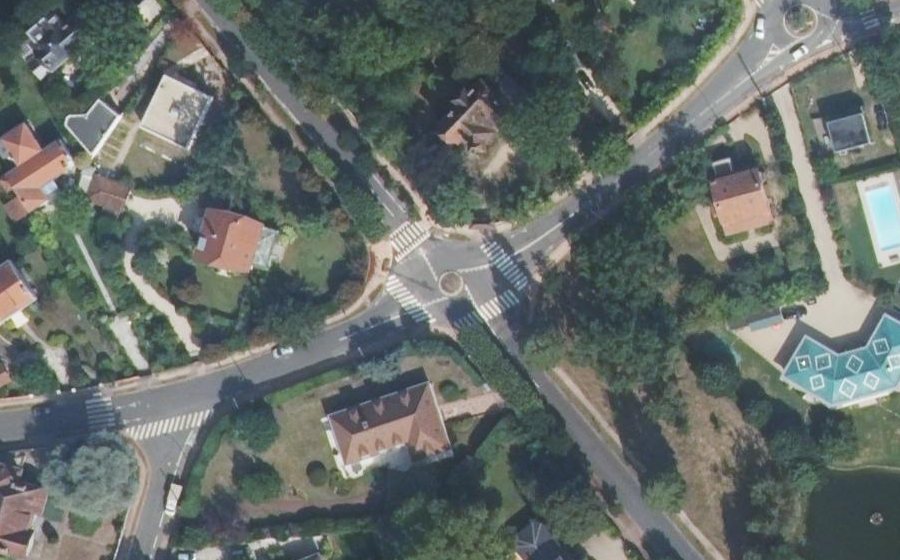 Vue aérienne du Rond-point anonyme n°32649038