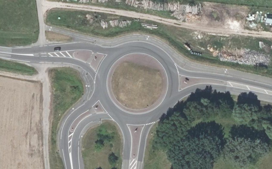 Vue aérienne du Rond-point anonyme n°326512646