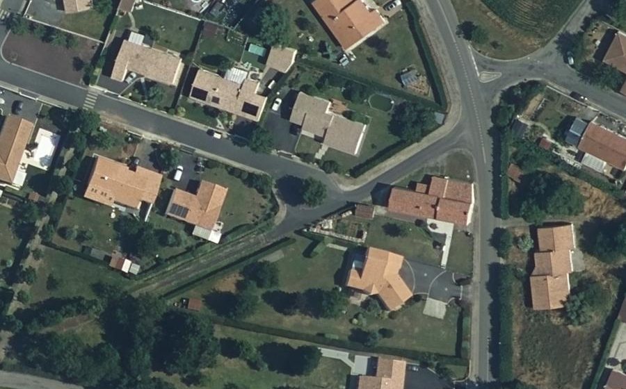 Vue aérienne du Rond-point anonyme n°32651632