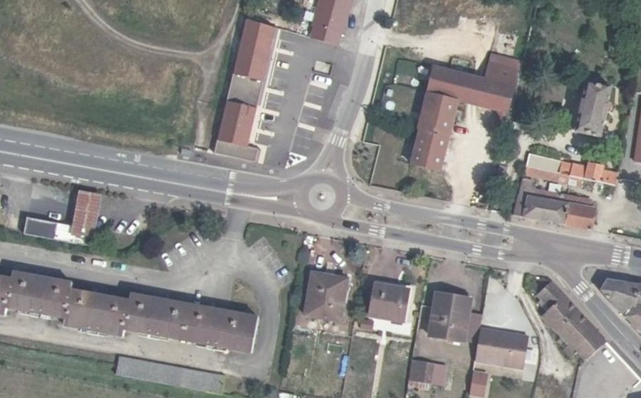 Vue aérienne du Rond-point anonyme n°326562088