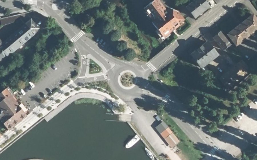 Vue aérienne du Rond-point anonyme n°32670914