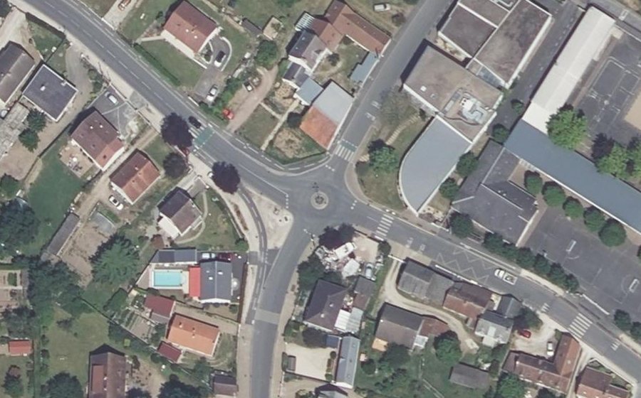 Vue aérienne du Rond-point anonyme n°326730406