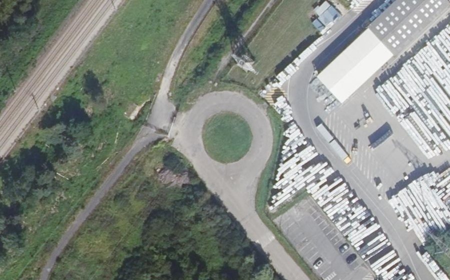 Vue aérienne du Rond-point anonyme n°32675143
