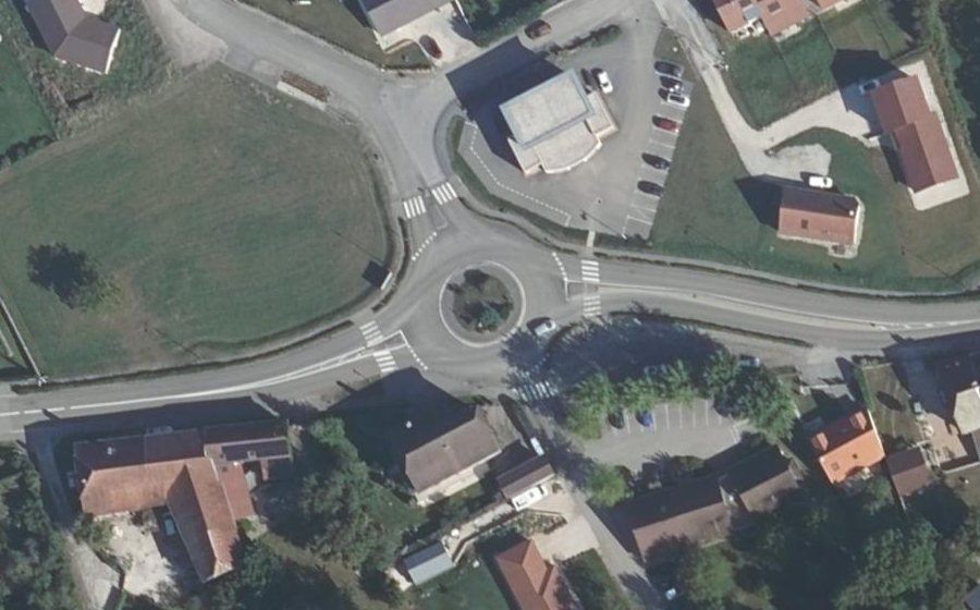 Vue aérienne du Rond-point anonyme n°32676830