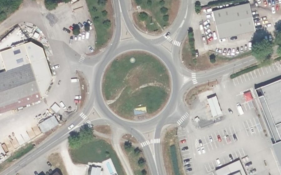 Vue aérienne du Rond-point anonyme n°32677020