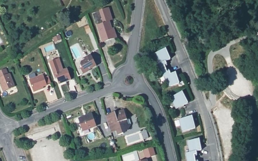 Vue aérienne du Rond-point anonyme n°326778748