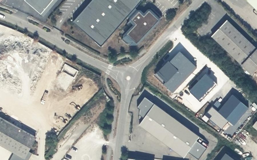 Vue aérienne du Rond-point anonyme n°326872553