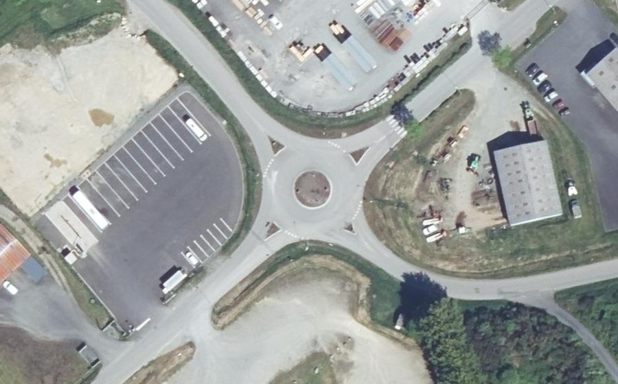 Vue aérienne du Rond-point anonyme n°32690477