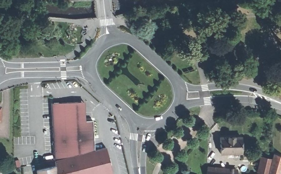 Vue aérienne du Rond-point anonyme n°326922633