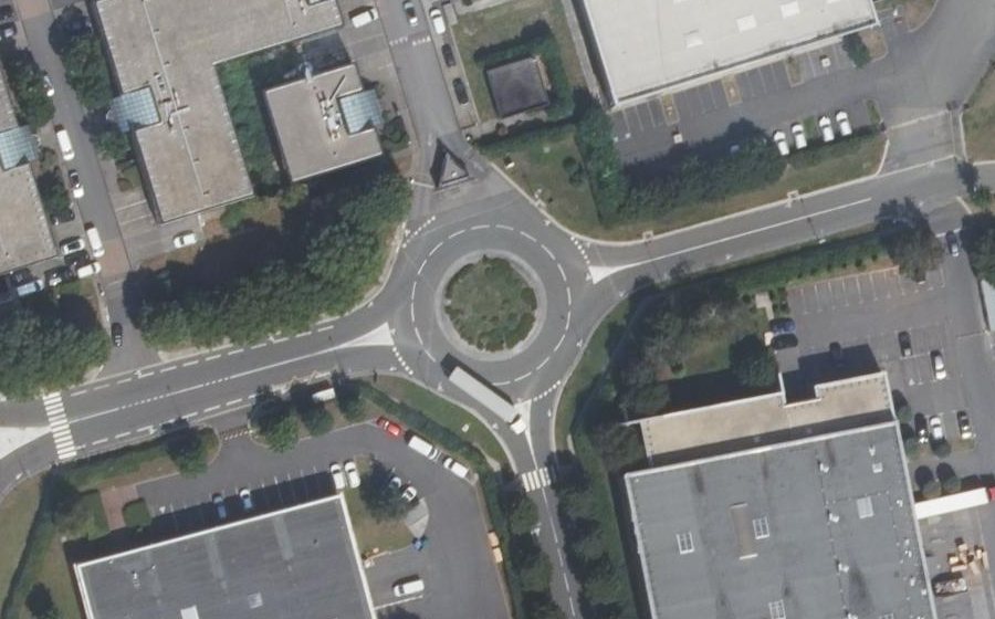 Vue aérienne du Rond-point anonyme n°32693425