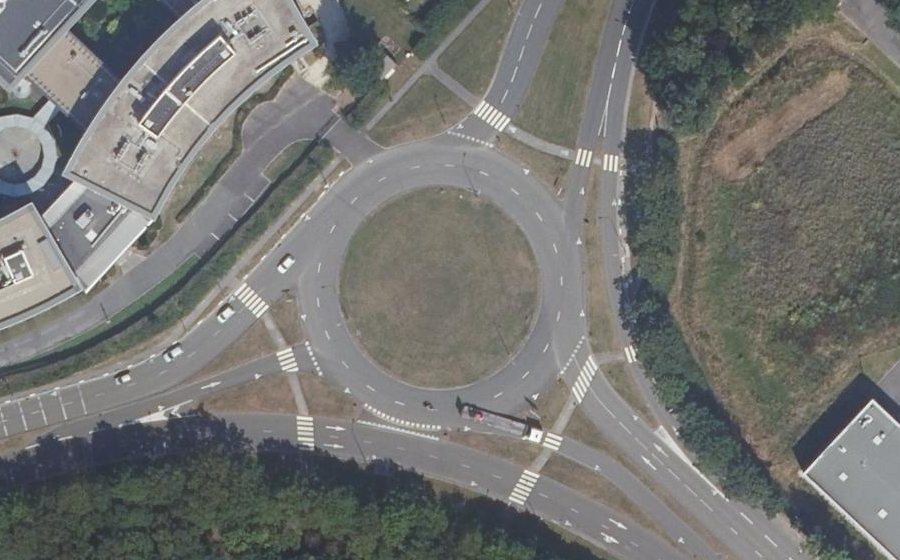 Vue aérienne du Rond-point anonyme n°32693582
