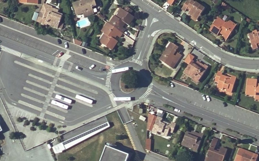 Vue aérienne du Rond-point anonyme n°32702102