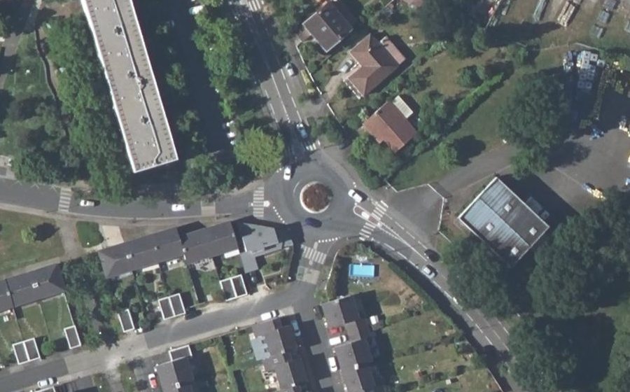 Vue aérienne du Rond-point anonyme n°32702978