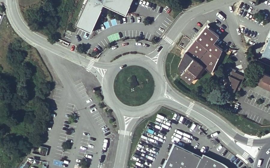 Vue aérienne du Rond-point anonyme n°32703377