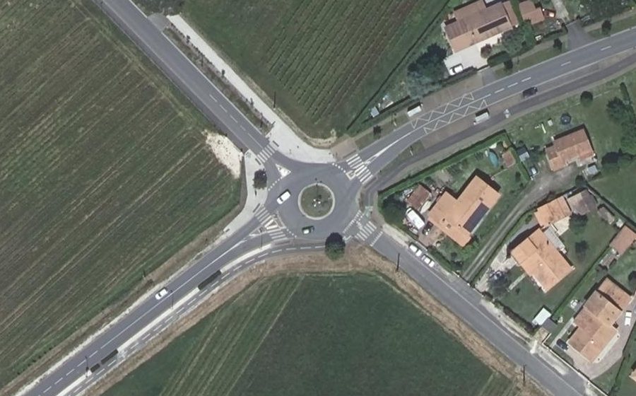 Vue aérienne du Rond-point anonyme n°32704171