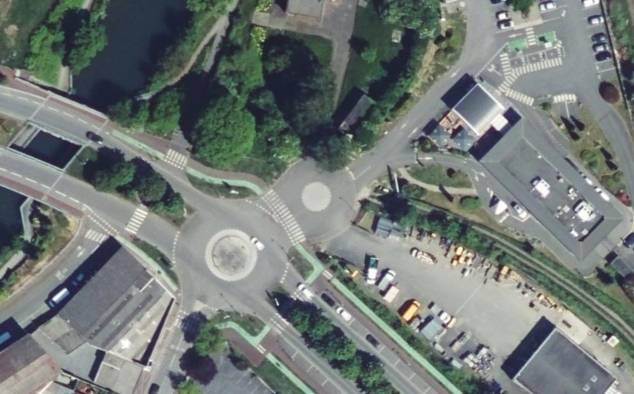 Vue aérienne du Rond-point anonyme n°327045999