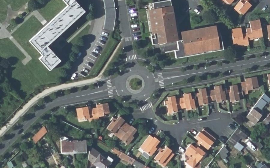 Vue aérienne du Rond-point anonyme n°32705972