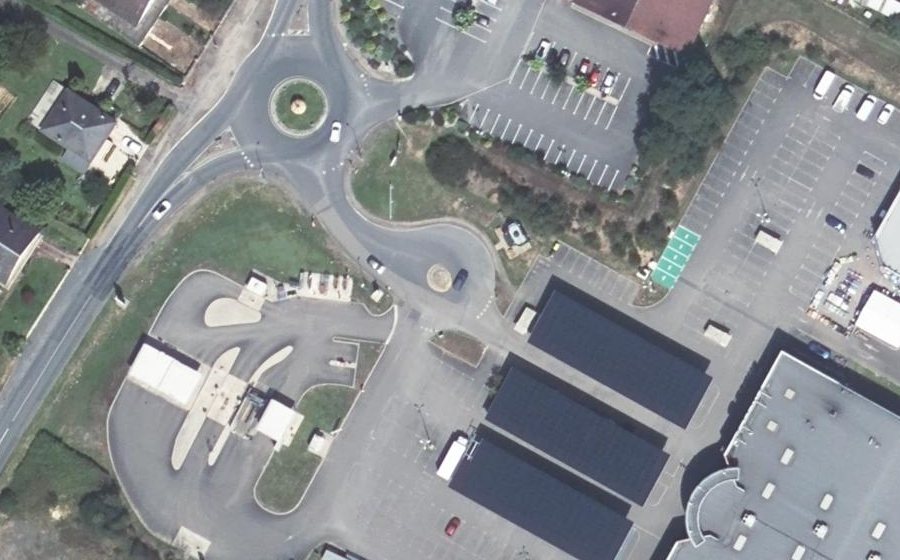 Vue aérienne du Rond-point anonyme n°327102852