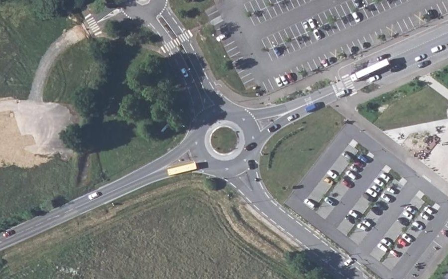 Vue aérienne du Rond-point anonyme n°327105179