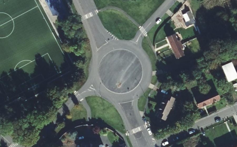 Vue aérienne du Rond-point anonyme n°327121973