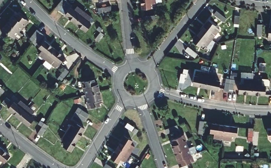 Vue aérienne du Rond-point anonyme n°327137966