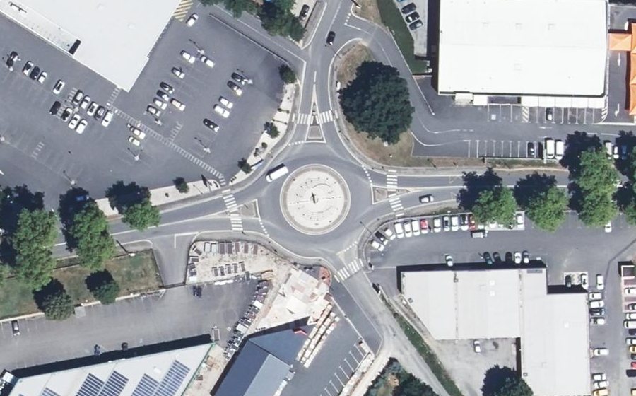 Vue aérienne du Rond-point anonyme n°327214153