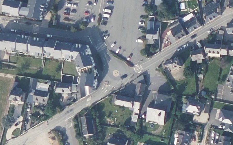 Vue aérienne du Rond-point anonyme n°327231052
