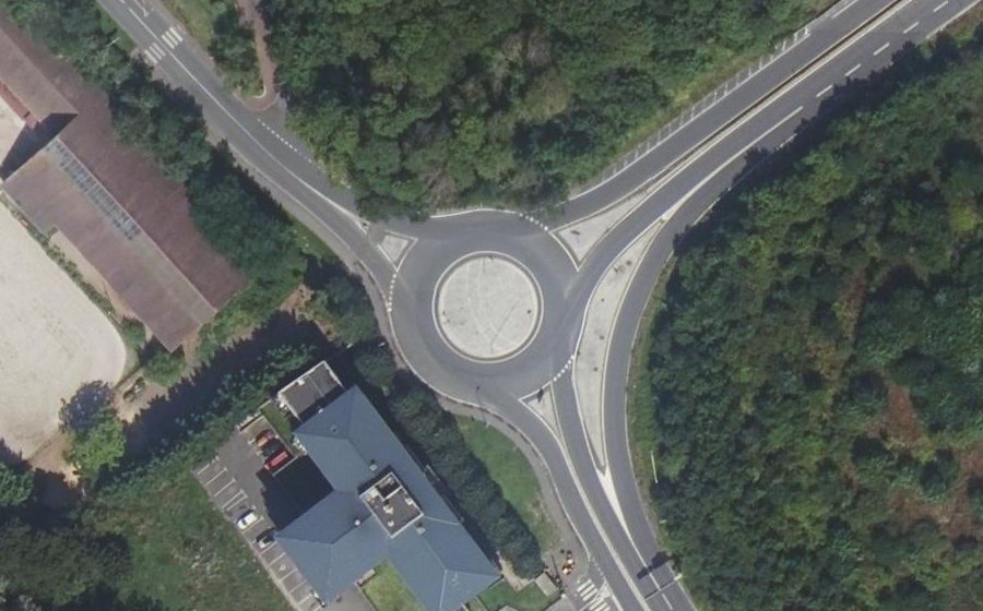 Vue aérienne du Rond-point anonyme n°327249076