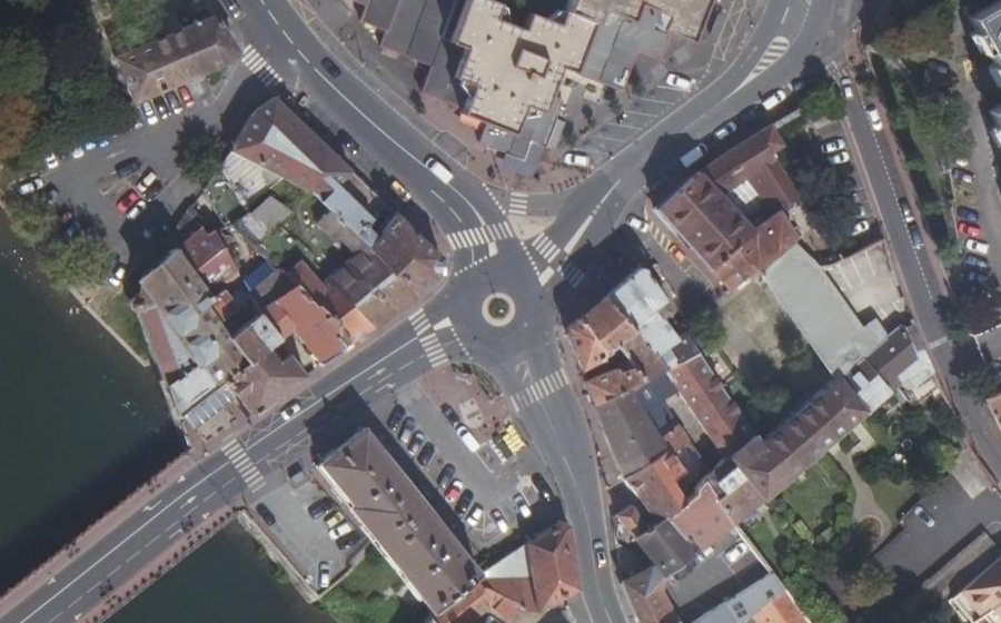Vue aérienne du Rond-point anonyme n°327249086
