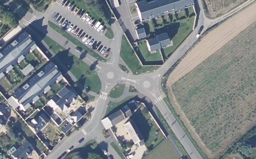 Vue aérienne du Rond-point anonyme n°327259822