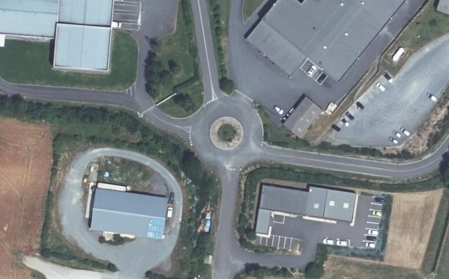 Vue aérienne du Rond-point anonyme n°327270710