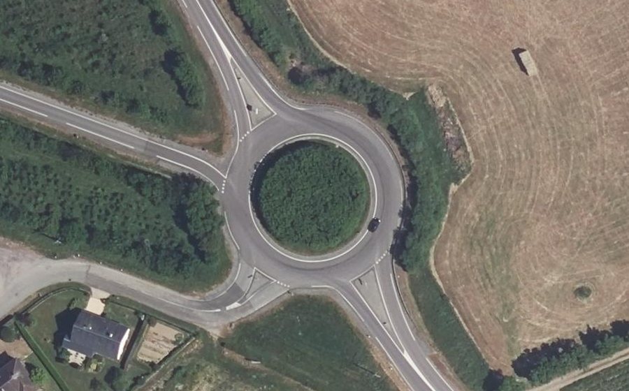 Vue aérienne du Rond-point anonyme n°32728964
