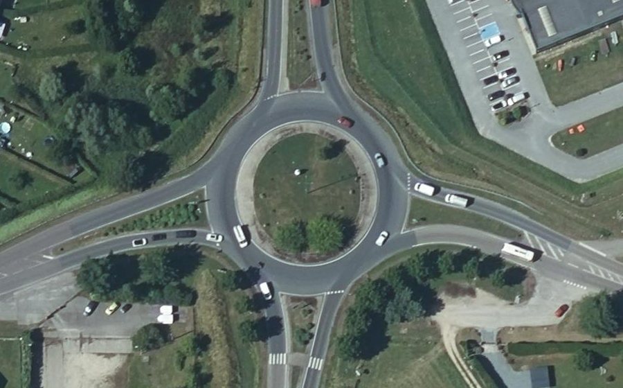 Vue aérienne du Rond-point anonyme n°32732388