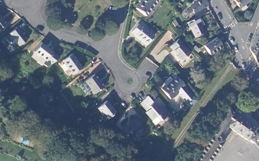 Vue aérienne du Rond-point anonyme n°327331568