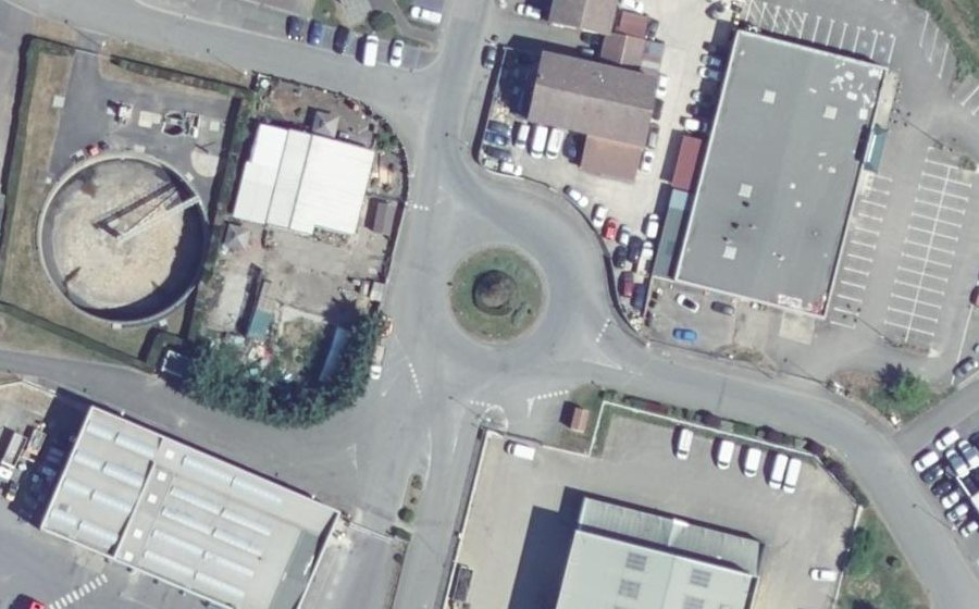 Vue aérienne du Rond-point anonyme n°327335342