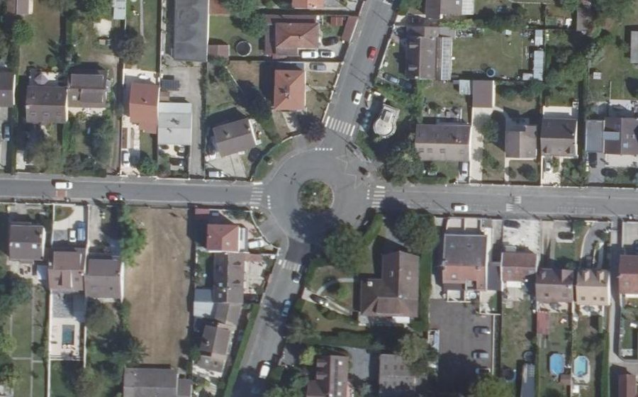 Vue aérienne du Rond-point anonyme n°32734818