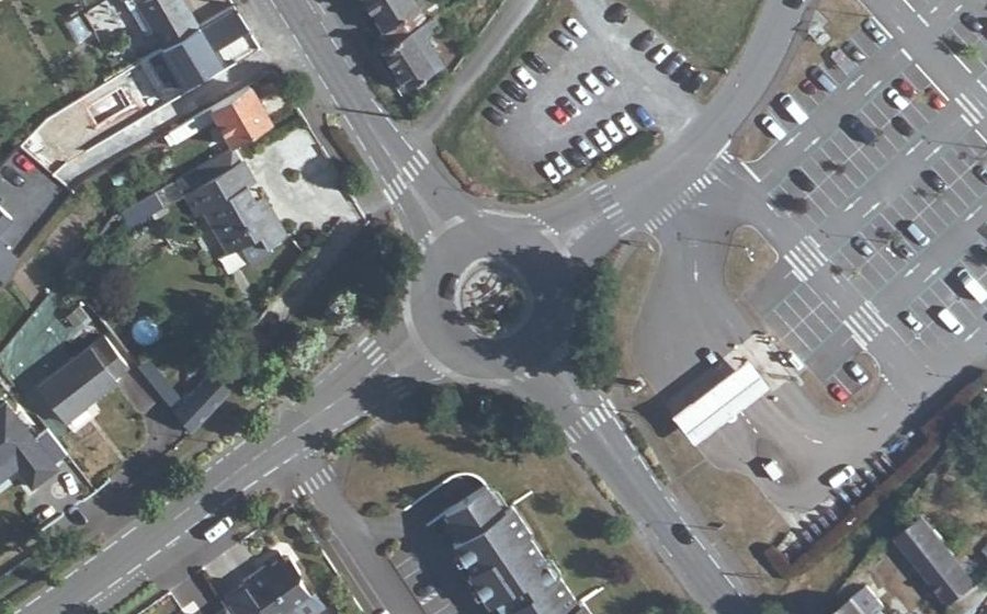 Vue aérienne du Rond-point anonyme n°32736049
