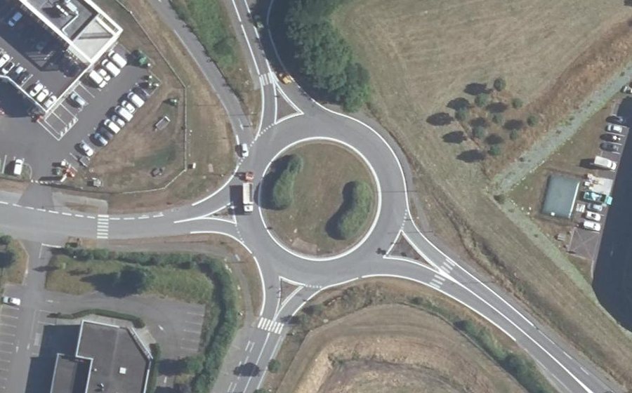 Vue aérienne du Rond-point anonyme n°32736245