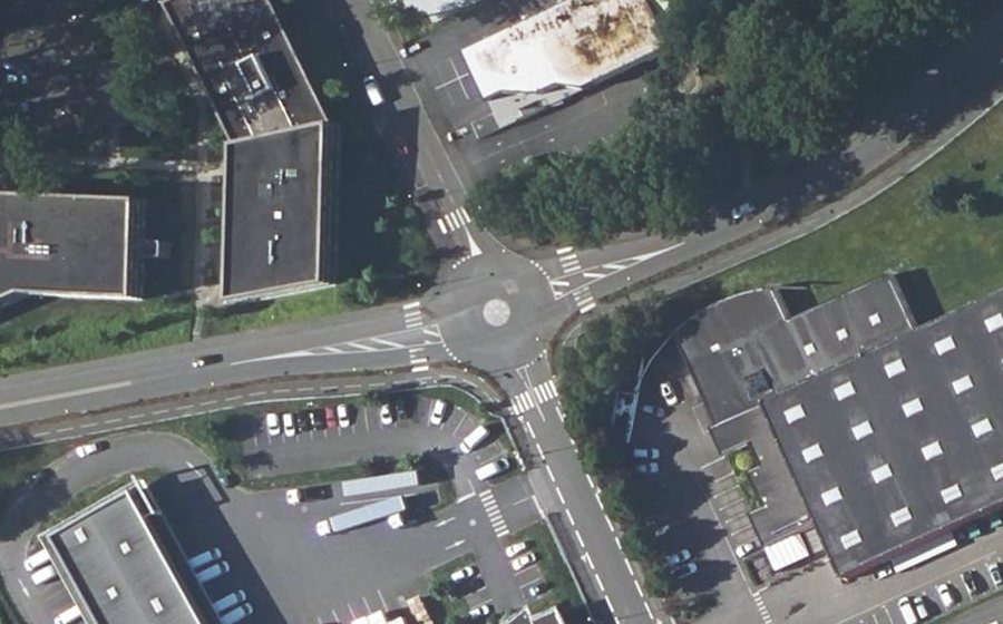 Vue aérienne du Rond-point anonyme n°327386905