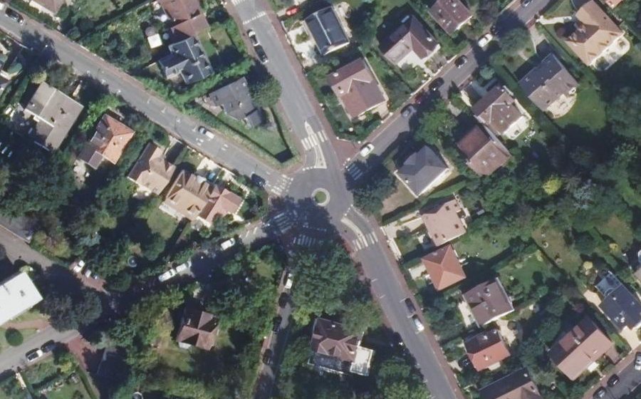 Vue aérienne du Rond-point anonyme n°32740324