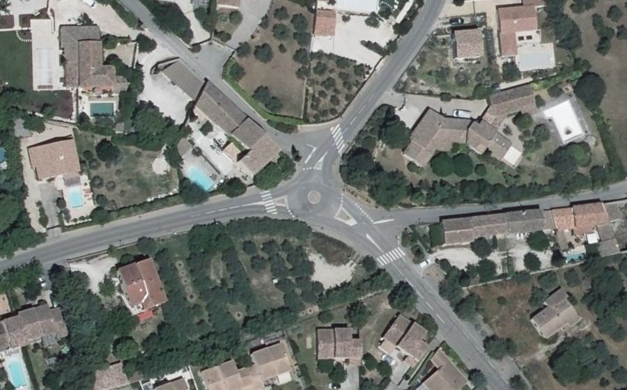 Vue aérienne du Rond-point anonyme n°32740566