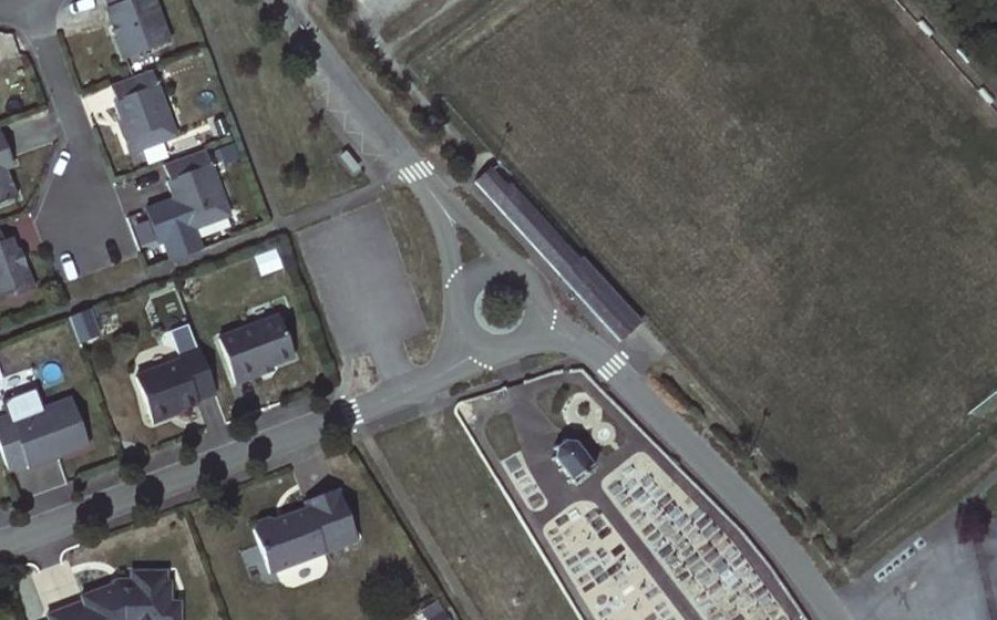 Vue aérienne du Rond-point anonyme n°327407618