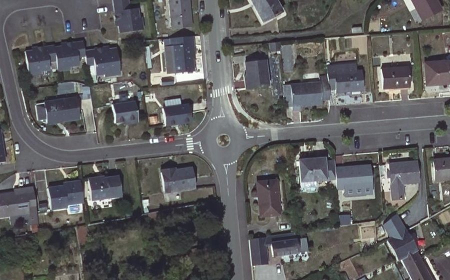 Vue aérienne du Rond-point anonyme n°327408968